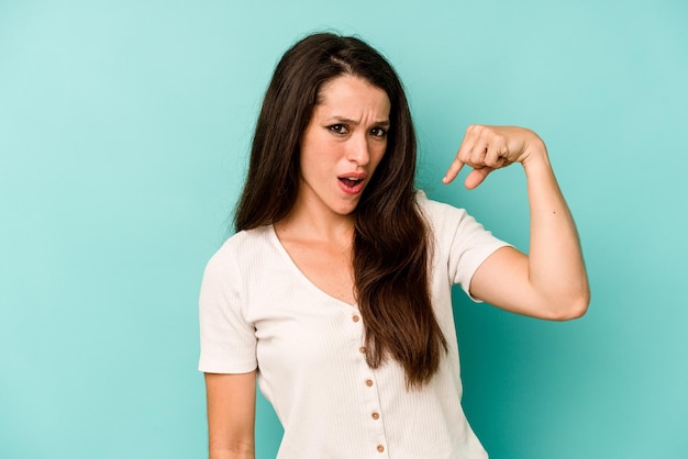 Photo person pointing by hand to a shirt copy space proud and confident