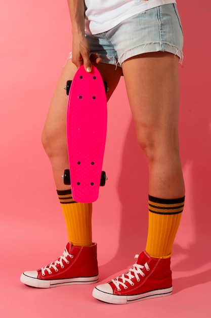 Photo person posing with skateboard