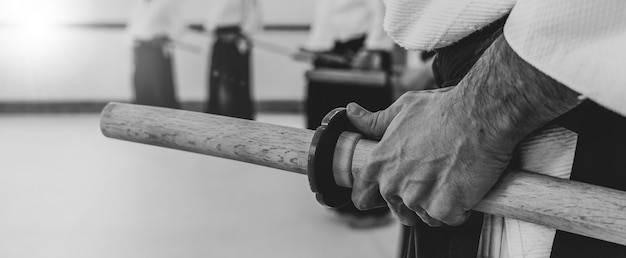 Foto persona che pratica l'aikido sullo sfondo di un dojo