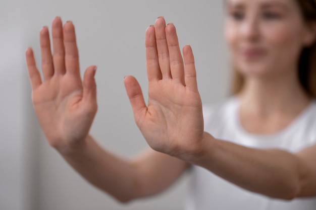 Foto persona che pratica il tai chi al chiuso