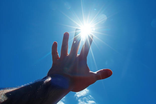 写真 太陽が空に輝くと手を上に持ち上げて賛美と祈りを捧げている人