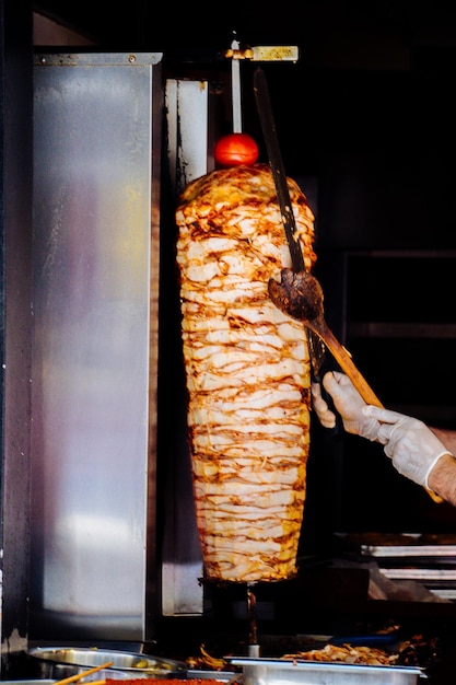 Photo person preparing food on barbecue grill