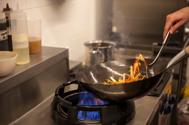 Foto persona che prepara cibo in cucina a casa