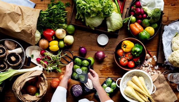 Photo a person preparing vegetables