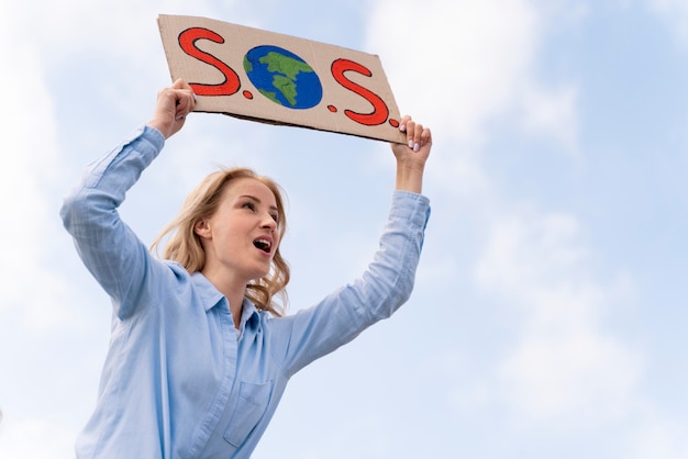 Persona che protesta per il cambiamento climatico