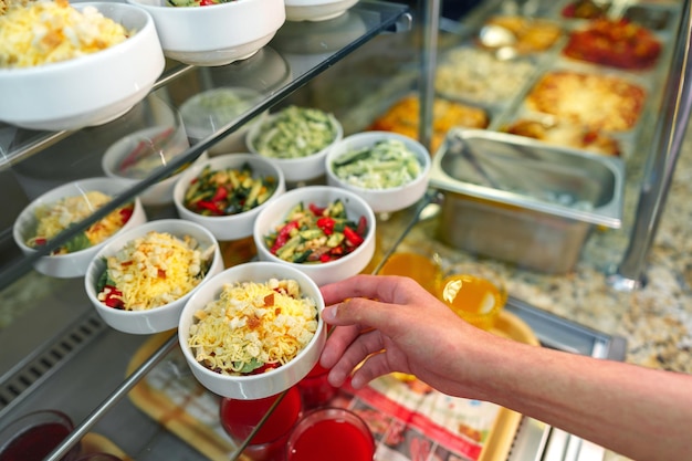 Photo person reaching for cup of food