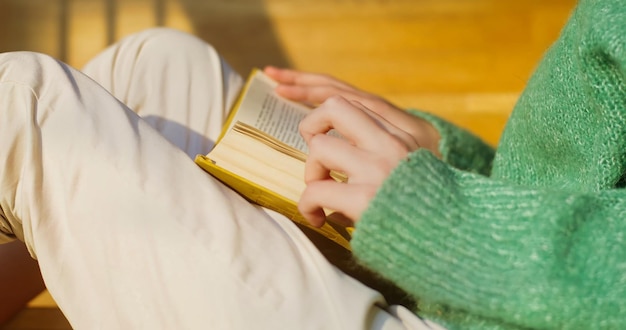 Foto una persona che legge un libro su una panchina