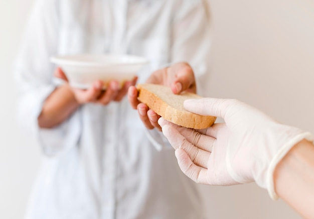 Foto persona che riceve cibo per la giornata mondiale dell'alimentazione