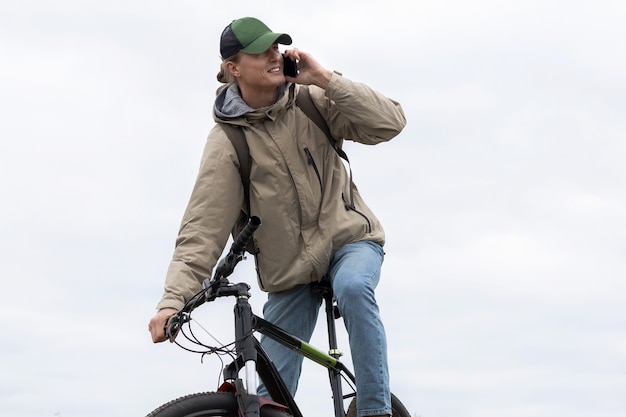 写真 自転車に乗る人