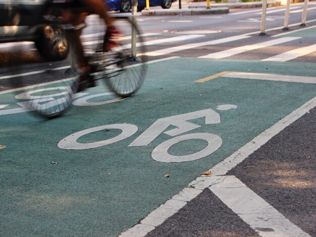 Photo person riding bicycle on road