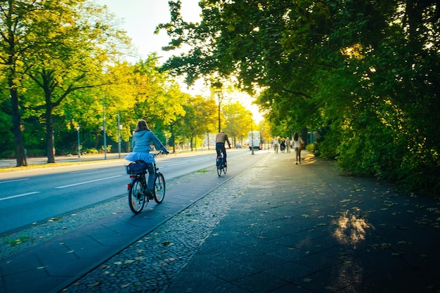 도로에서 자전거를 타는 사람