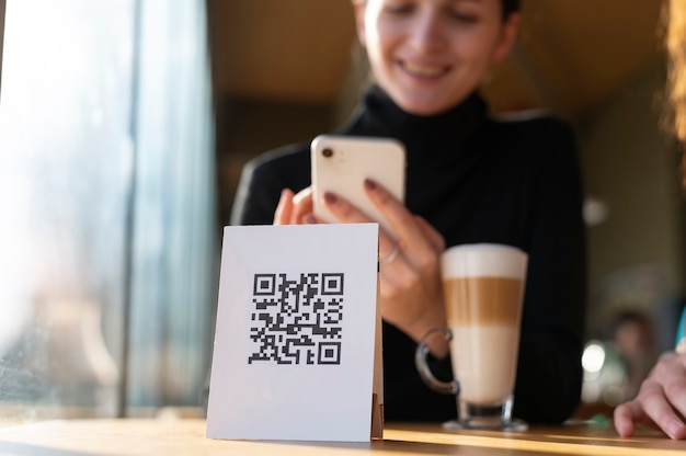 Persona che esegue la scansione del codice qr