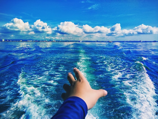 Foto persona sul mare contro il cielo blu