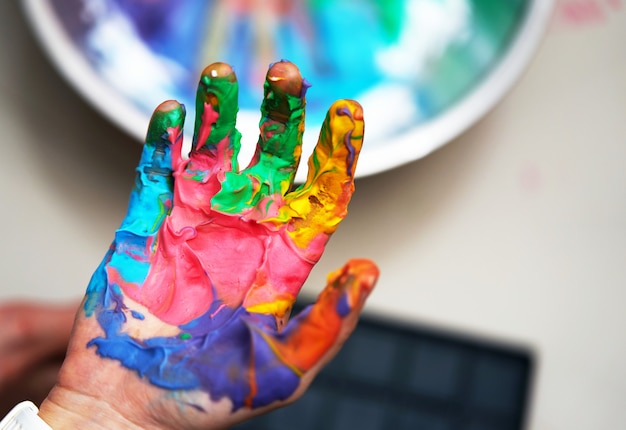 Foto la persona mostra la vernice colorata a mano prima della stampa con un'opera d'arte divertente