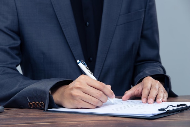 人署名承認文書証明書ペンとスタンプの手によるオフィスでの法的な契約当局は公証人または公証人のコピー スペースによる契約事務処理フォームを行うために法律を適用します。