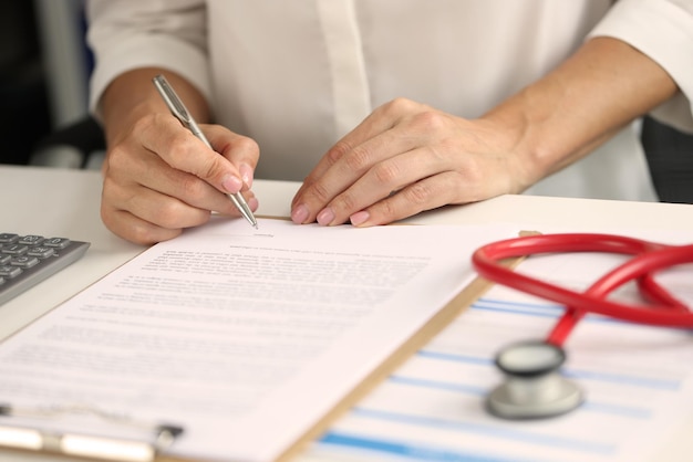 Человек подписывает договор медицинского страхования, медицинские платежи и концепция оплаты лечения