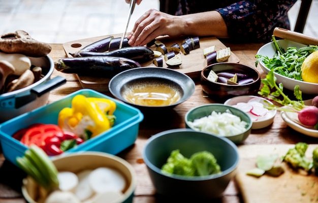 야채를 자르는 사람