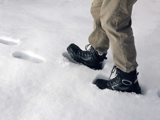 Человек медленно пятится в снегу, видя угрозу или опасность