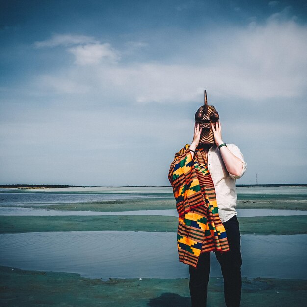 Photo person standing by sea against sky