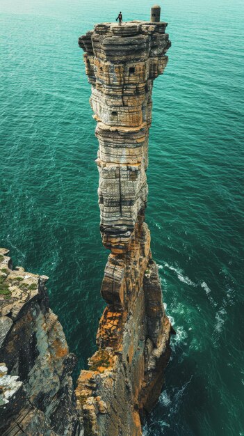 Photo person standing on edge of cliff