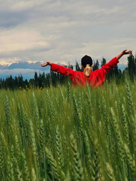 Photo person standing on field against sky