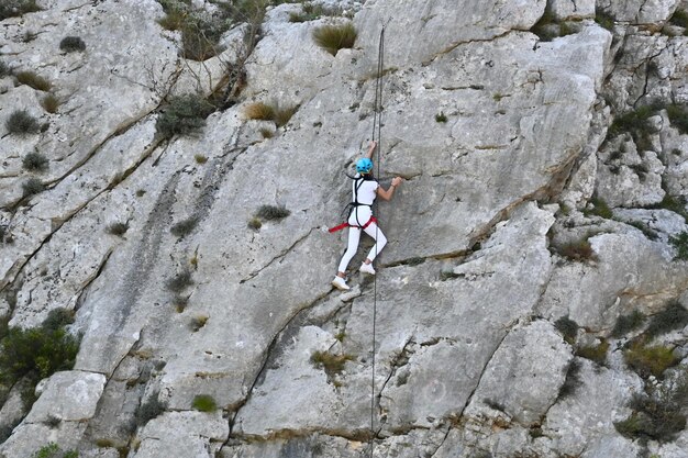 Photo person standing on rock