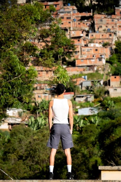 Photo person standing on the terrace