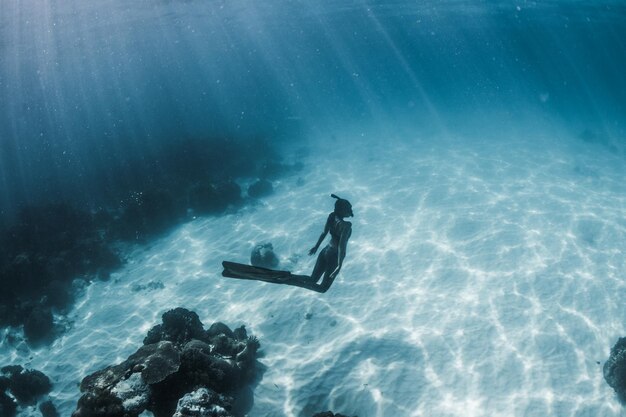 Photo person swimming in sea