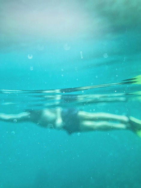 Foto persona che nuota in mare