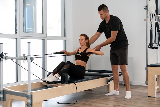 Photo person training at the gym with supervisor