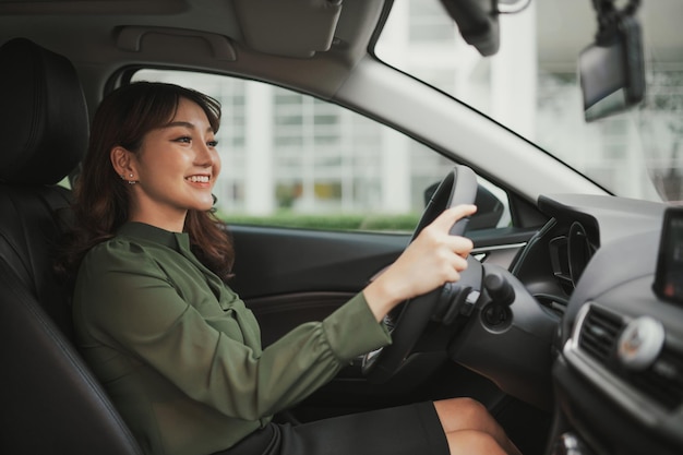 Trasporto di persone con la tecnologia moderna dell'auto ecologica