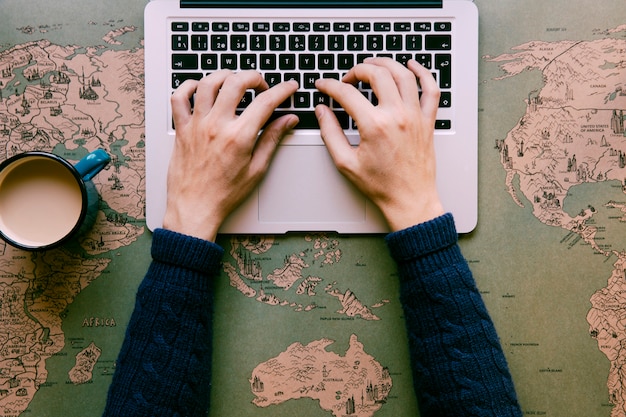 Photo person typing on laptop on desk