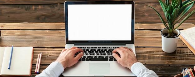 человек, пишущий на ноутбуке на деревянном столе в офисе с белым пустым экраном ноутбука