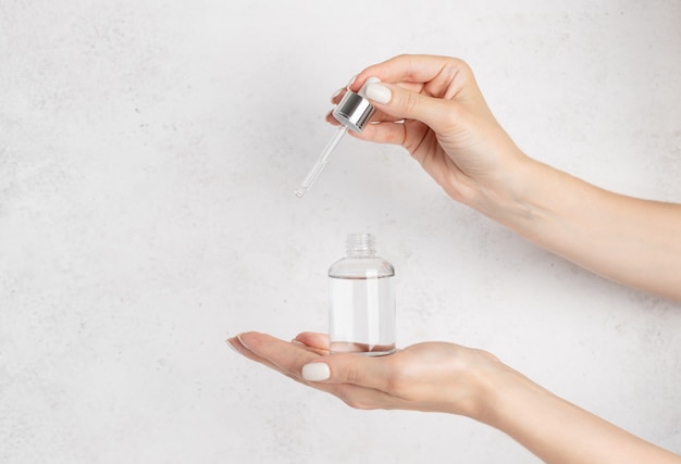 Person uses a moisturizing serum with a pipette