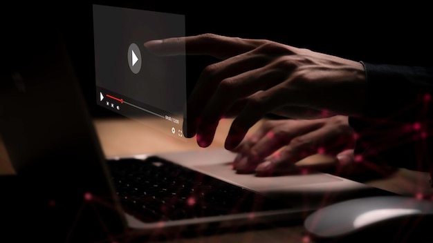 Фото Человек, использующий компьютер для просмотра видео в интернете, смотрит фильмы, слушает музыку для развлечения, показывает или обучает, транслирует игры, записывает потоковое голосовое содержимое.