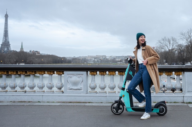 Foto persona che usa uno scooter elettrico in città