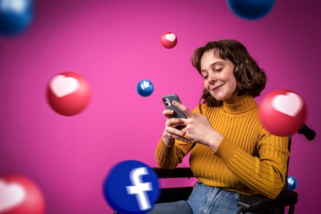 Foto persona che utilizza un dispositivo elettronico con bolle relative ai social network attorno a sé per celebrare la giornata dei social media