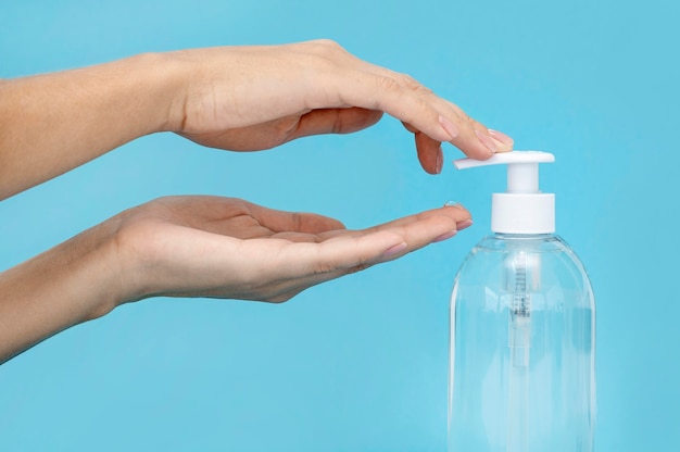 Photo person using a liquid soap