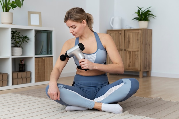 Photo person using massage gun