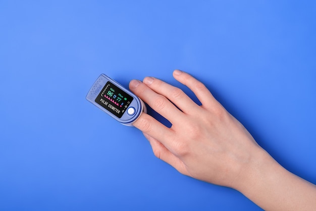 손가락에 맥박 산소 측정기 장치를 사용하는 사람, 의료 모니터링 개념