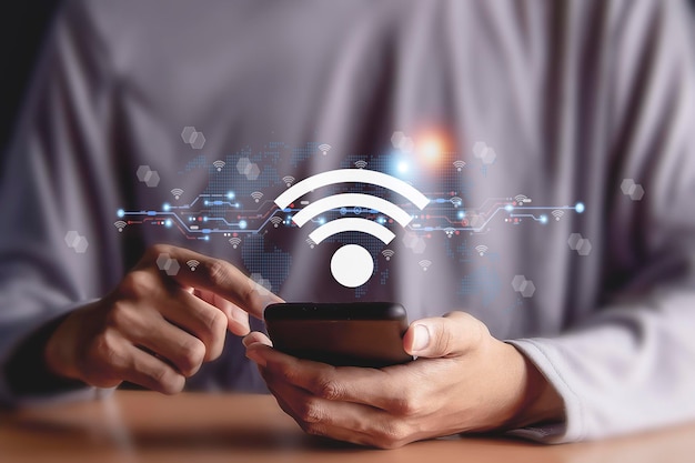 画面上に Wi-Fi マークが表示された Wi-Fi 電話を使用している人