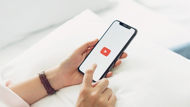 Persona che utilizza l'app youtube su smartphone