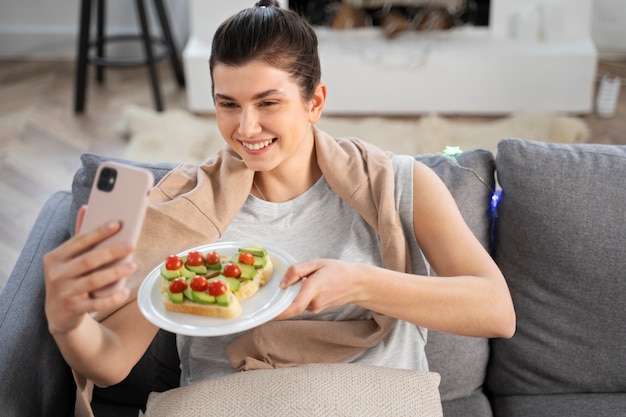 Foto persona ad un appuntamento virtuale