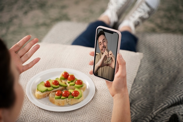 Foto persona ad un appuntamento virtuale