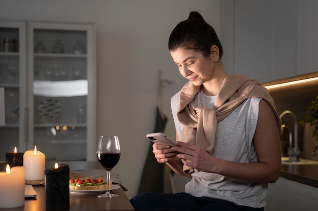 Foto persona ad un appuntamento virtuale