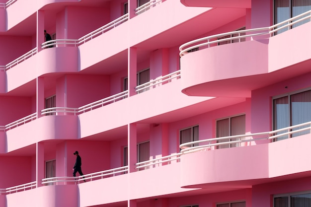 Foto una persona che cammina su un balcone