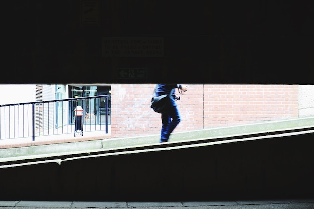 Foto persona che cammina sul ponte