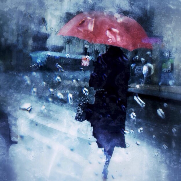 Photo person walking in rain