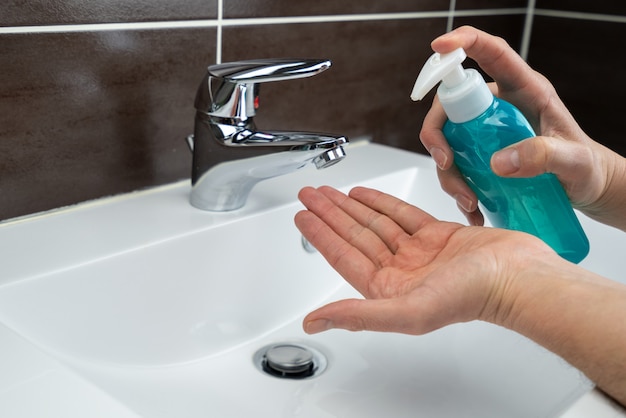 Человек моет руки с дезинфицирующим средством для рук