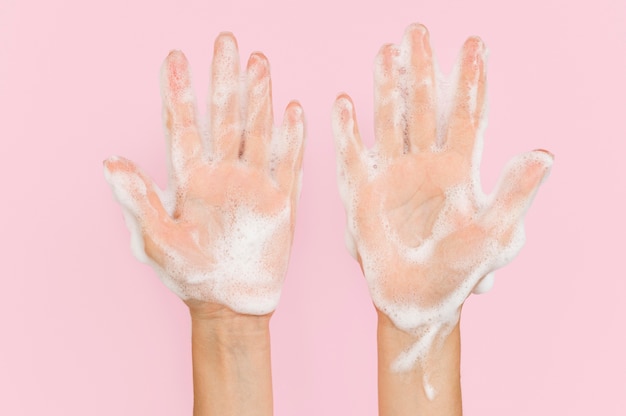 Foto persona lavarsi le mani con sapone